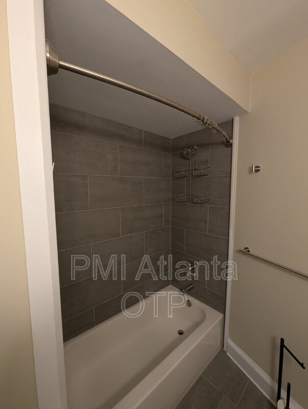 Building Photo - 1952 Wellbourne Dr NE