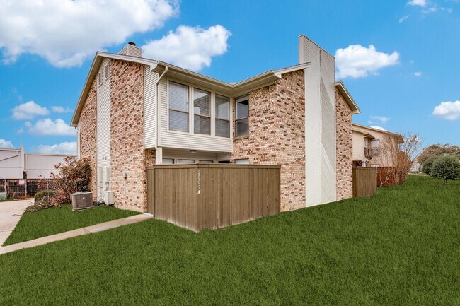 Building Photo - 2809 Meadow Park Dr