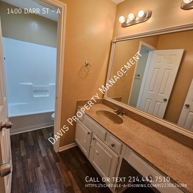 Building Photo - 1400 Darr St