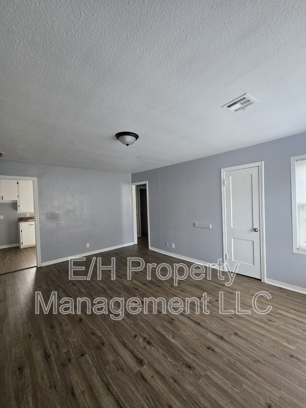 Building Photo - 1338 N Volutsia