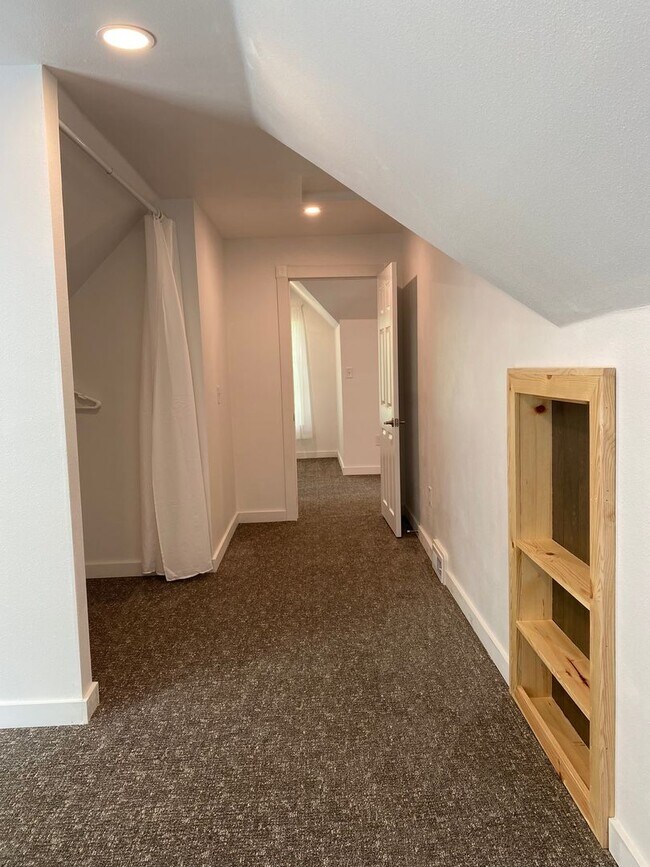 Building Photo - Newly Remodeled Single Family Home in Reardan, WA! Available Now!