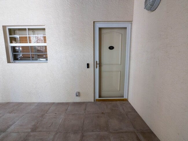 Building Photo - 2110 W 1st