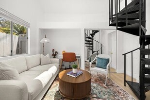 Building Photo - 910 Nowita Pl