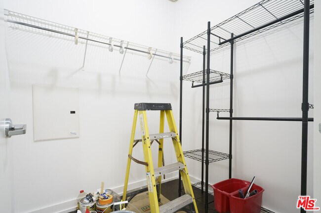 Building Photo - 645 W 9th St