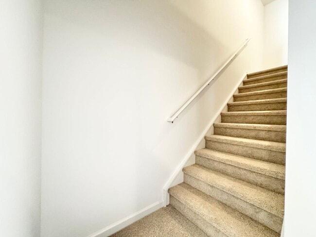 Building Photo - BEAUTIFUL 3BD Townhome Walking Distance to Downtown
