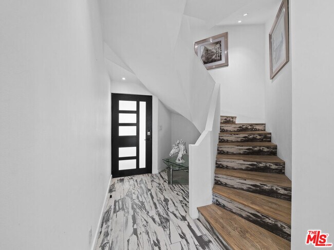 Building Photo - 8460 Cole Crest Dr