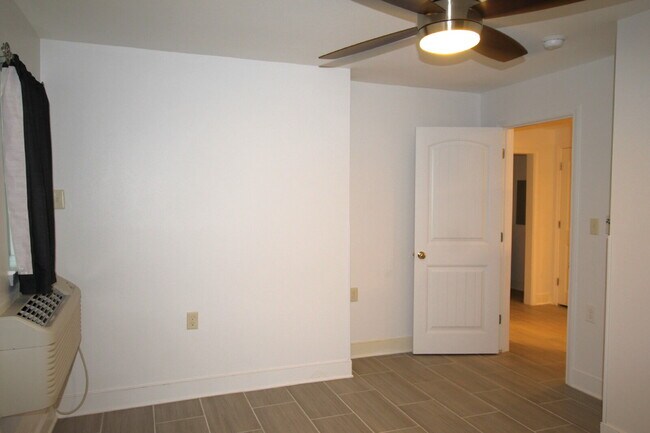 Building Photo - 2BR Home Near UWF, Davis Hwy & 9 Mile Rd –...