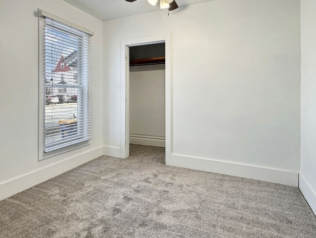 Building Photo - 750 Lake Dr SE