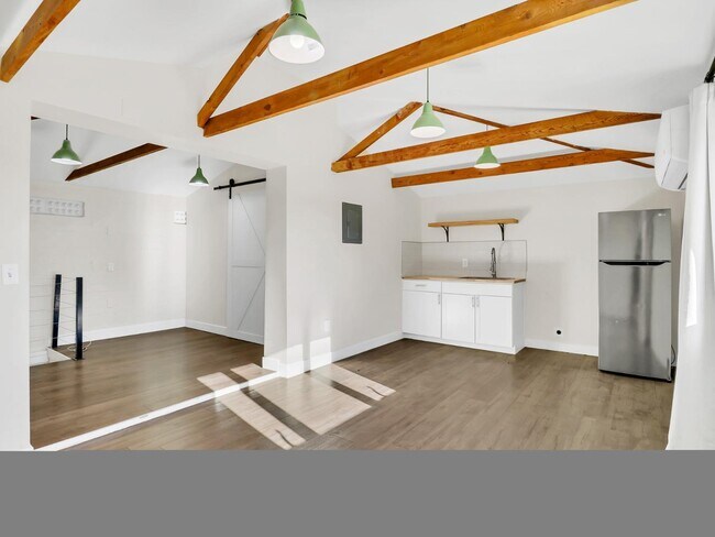 Building Photo - 544 W 17th Pl