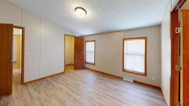 Building Photo - 154 Northwest Dr