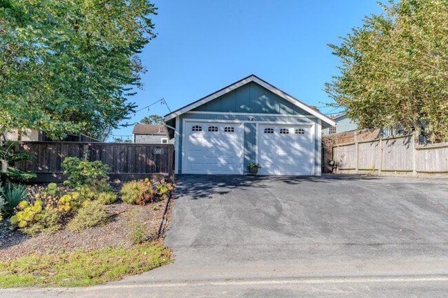 Primary Photo - 1448 Sunshine Valley Rd