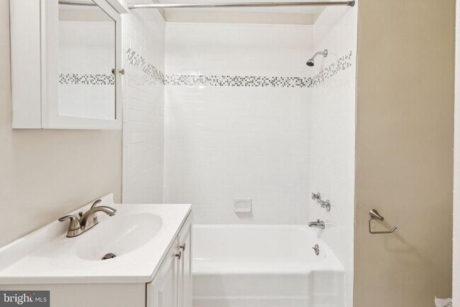 Building Photo - 135 S 19th St