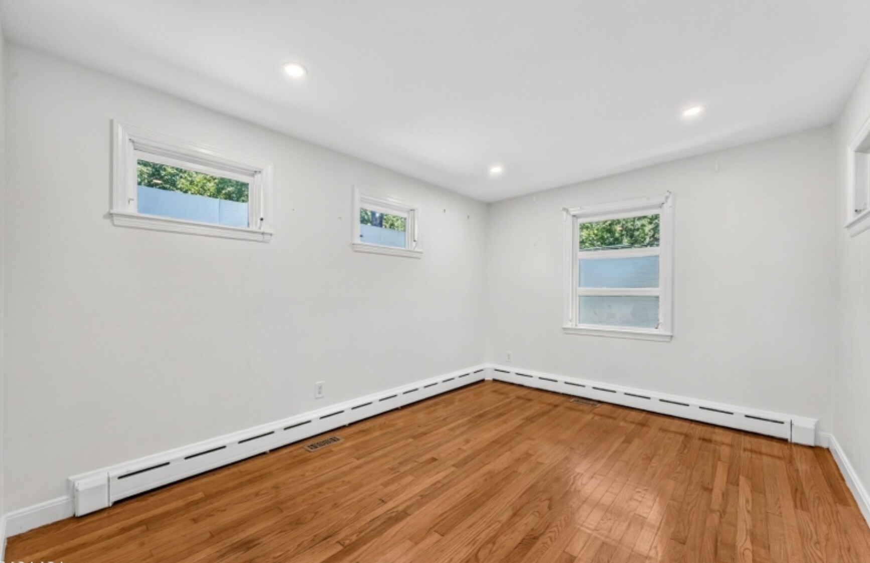Building Photo - 879 Vosseller Ave