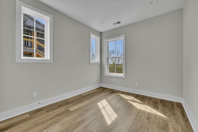 Building Photo - 425 Veritas St