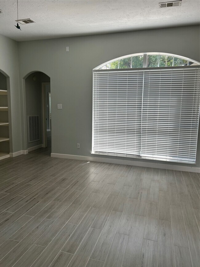 Building Photo - 18419 Autumn Park Dr