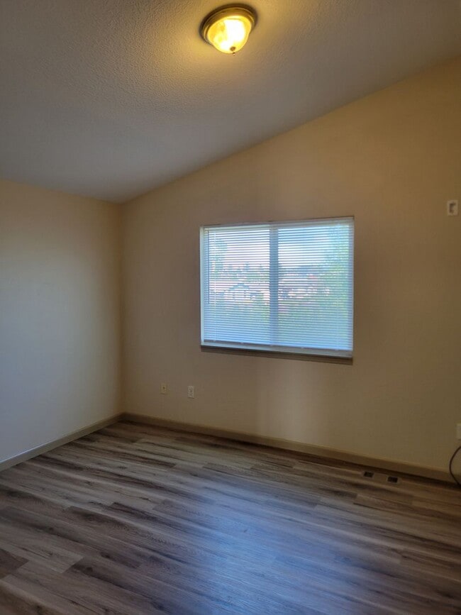 Building Photo - Updated House in NE Salem - Fenced Yard - Pet Friendly