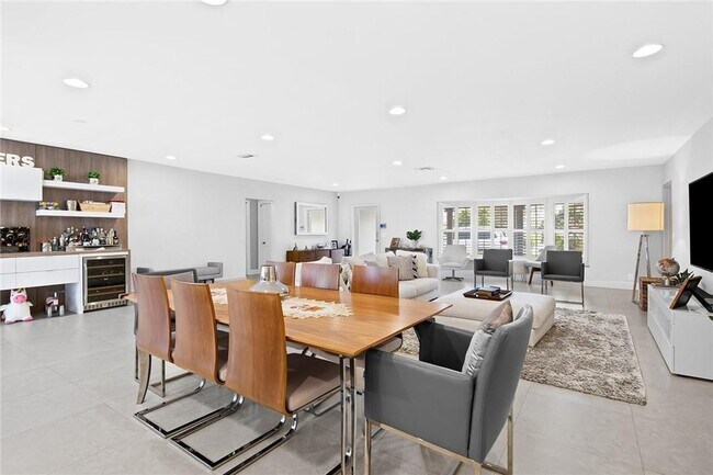 Building Photo - 2801 NE 59th St