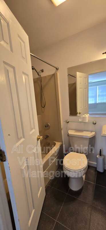 Building Photo - 5634 Grace Ave