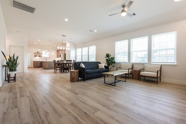 Building Photo - 2303 Cunningham Dr