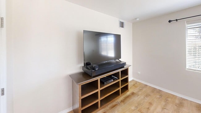 Building Photo - *AVAILABLE NOW**2 Bedroom 1 1/2 Bath- Back...