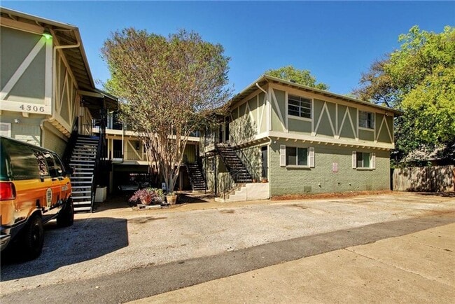 Building Photo - Large 1 bedroom in Hyde Park! Reserved par...