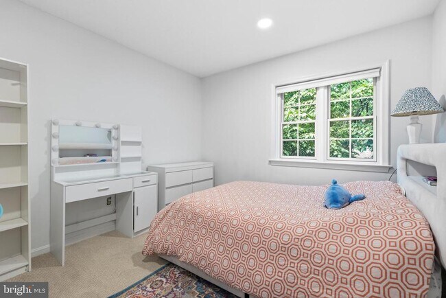 Building Photo - 4880 Chevy Chase Dr