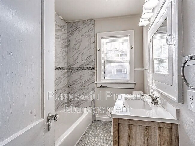 Building Photo - 732 NE 17th St