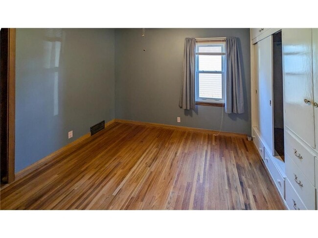 Building Photo - 301 Giles Pl