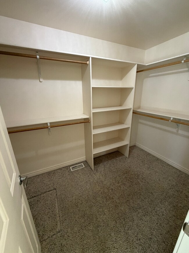 Building Photo - 435 NE Greystone Loop