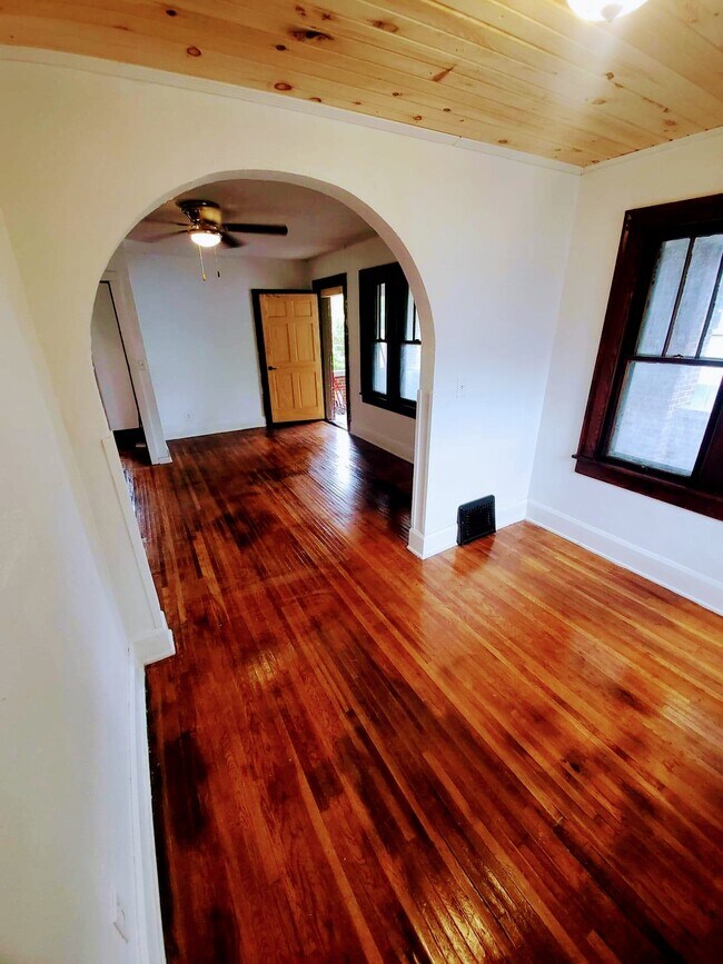 Building Photo - 274 W Dickson Ave