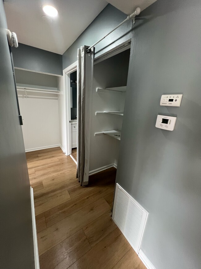 Building Photo - Valiant