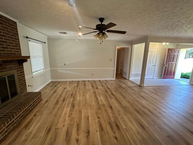 Building Photo - Beautiful home with everything you could want