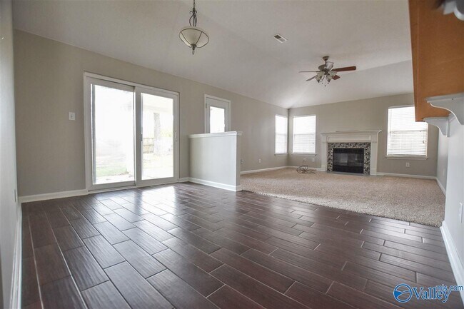 Building Photo - 2542 Bonnie Oaks Dr SW