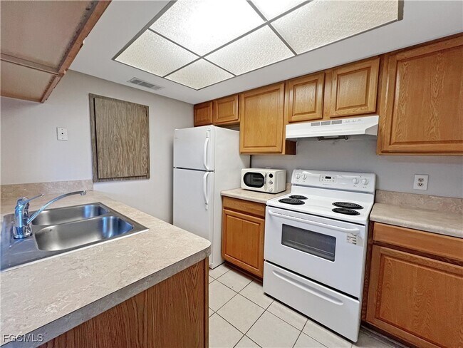 Building Photo - 6635 Warwick Cir