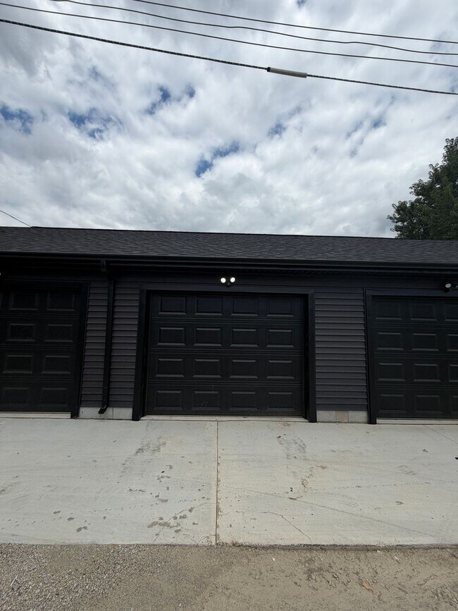 Building Photo - 2 Bed / 2 Bath with Private Garage & Fenced Yard