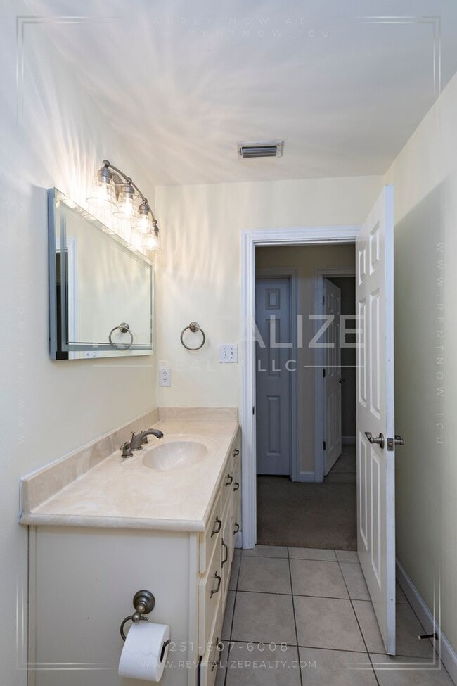 Building Photo - 3 Bed 3 Bath Townhome in West Mobile