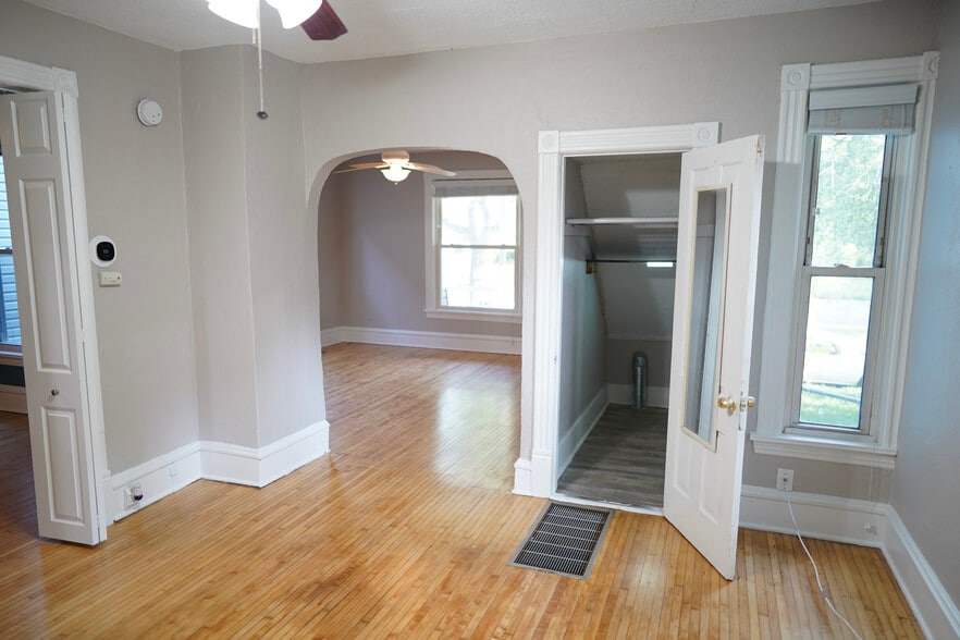 Closet 1 - 413 19th Ave NE