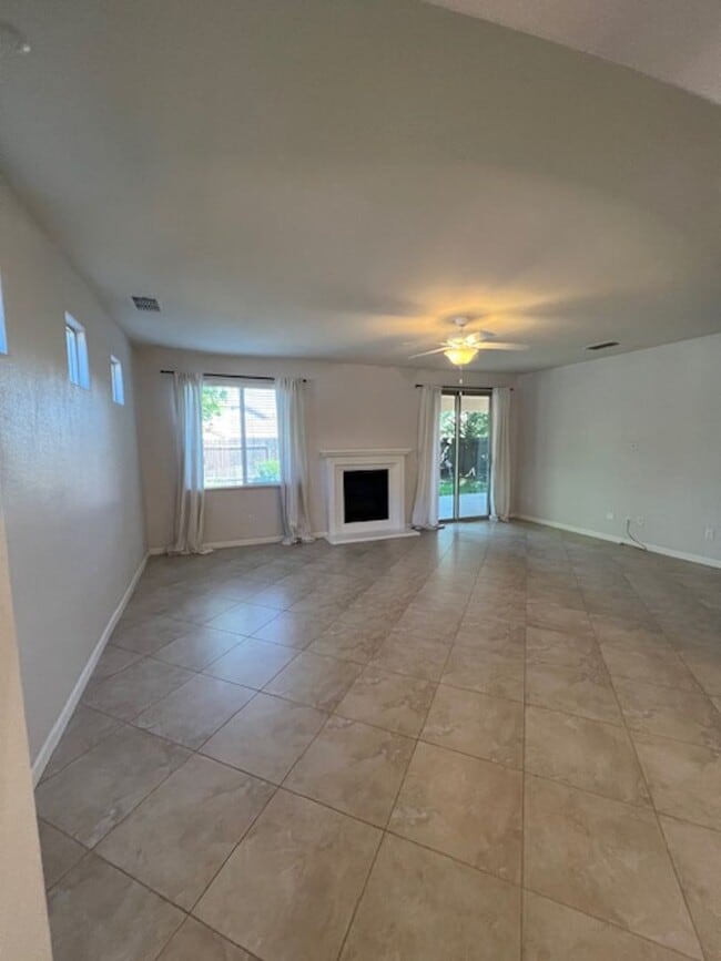Building Photo - Beautiful 5 Bedroom Home in Crocker Ranch ...