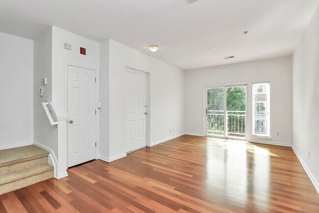 Building Photo - Spacious 2BD/2.5BA Condo in NODA!
