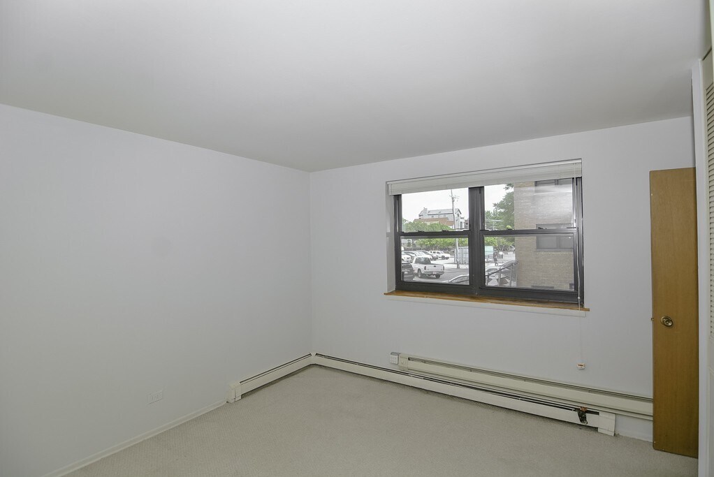 Building Photo - 650 W Wrightwood Ave