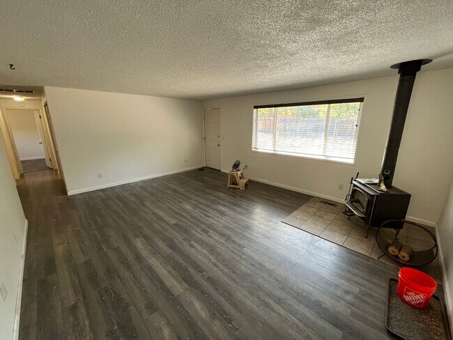 Building Photo - Great 3 Bed/2 Bath Single Family Home in NE Bend - Pheasant Court
