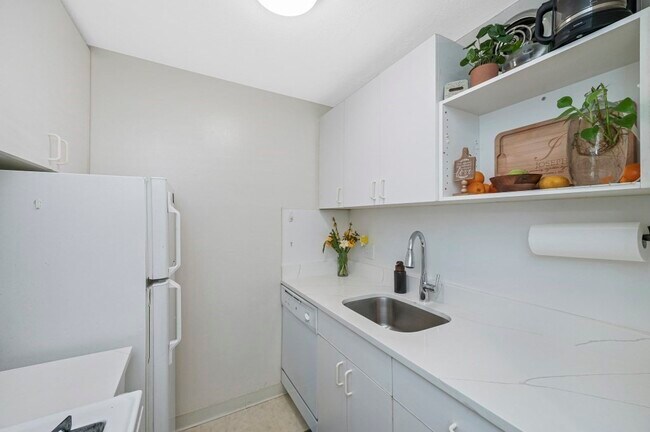 Building Photo - 144 Kenrick St
