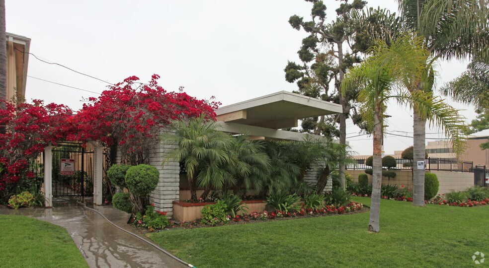 Building Photo - Eden Roc