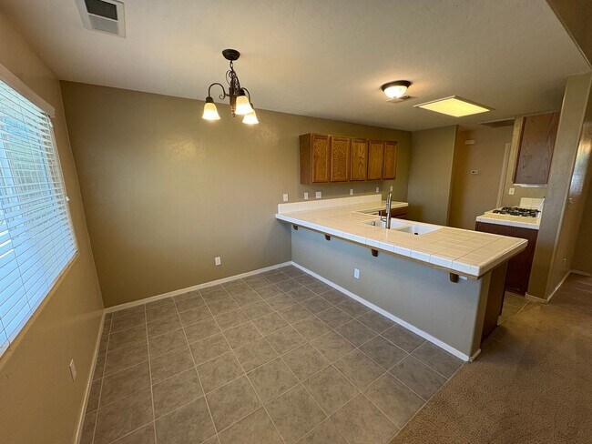 Building Photo - Lovely NW Visalia Home Near Shopping Centers Available Now!