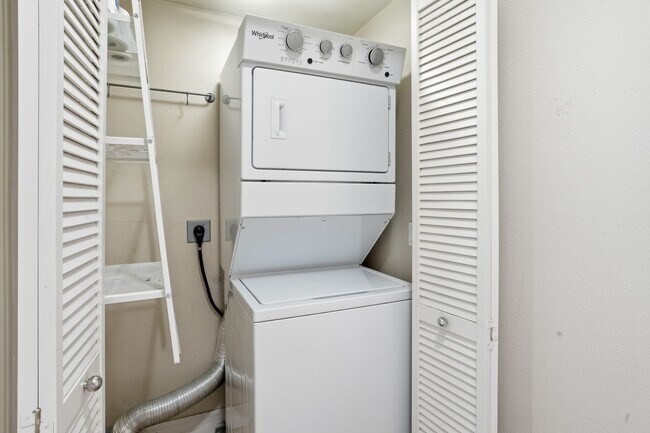 Building Photo - Beautifully upgraded 1 Bdrm, 1 Bath w/larg...