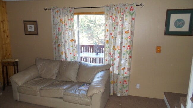 Building Photo - Nice Location