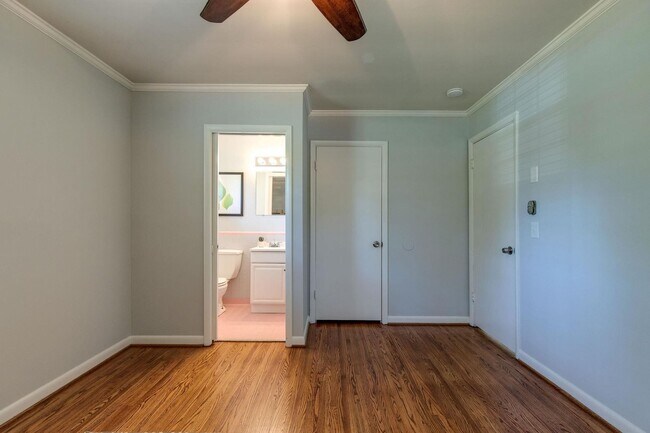 Building Photo - $2500/mo A newly remodeled 3 bedroom 2.5 B...