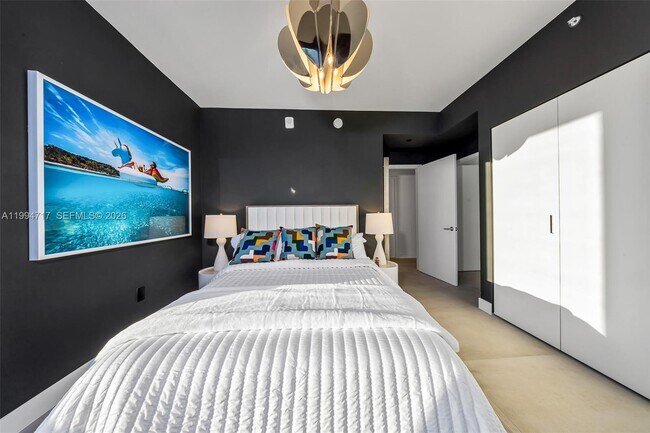 Building Photo - 700 NE 24th St