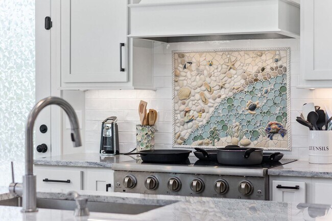 Building Photo - Gorgeous Custom Home Available for Snowbir...