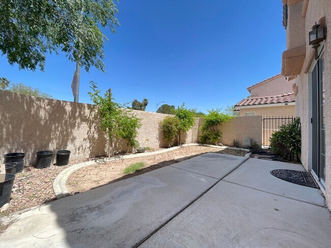 Building Photo - 3bedroom home in a GATED community near the strip